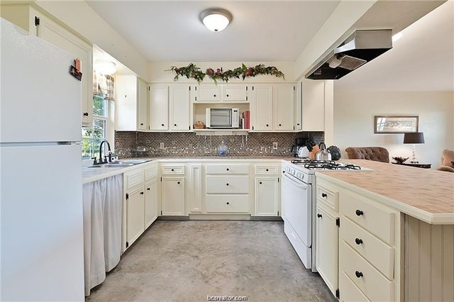 9776 Calhoun Road, Bryan, TX 77808