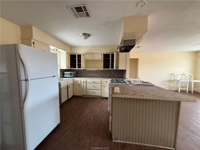 9776 Calhoun Road, Bryan, TX 77808