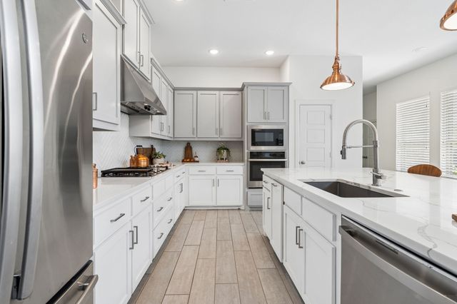 648 Courtyard Lane, Irving, TX 75039