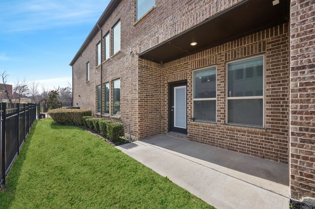 648 Courtyard Lane, Irving, TX 75039