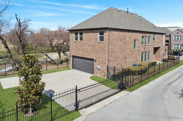 648 Courtyard Lane, Irving, TX 75039