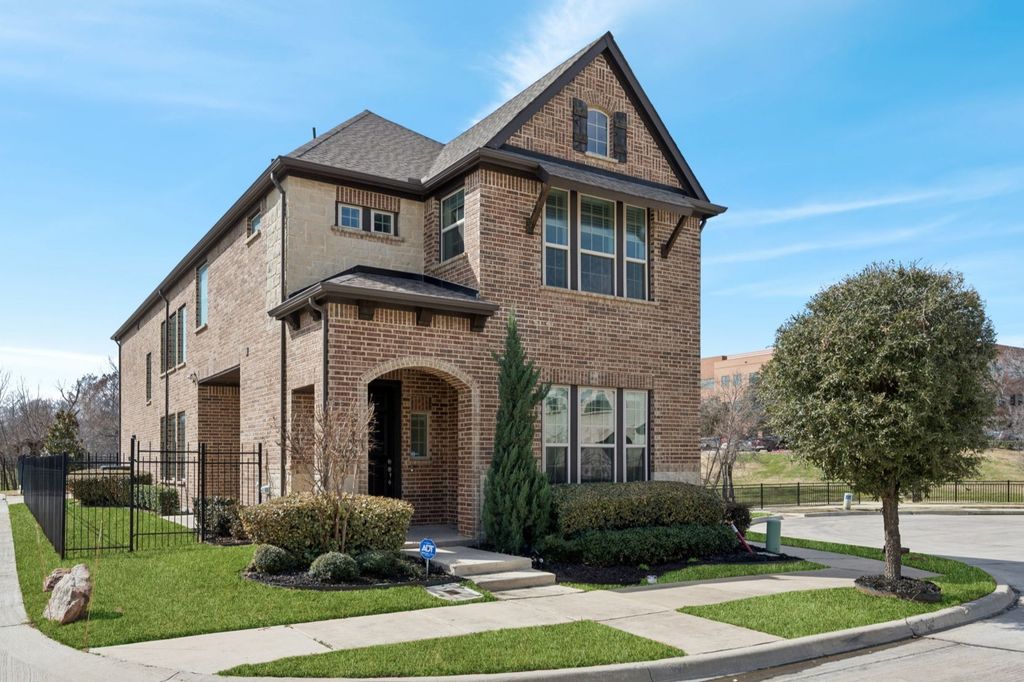 648 Courtyard Lane, Irving, TX 75039