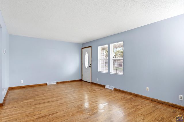 2113 SE Swygart ST, Topeka, KS 66605