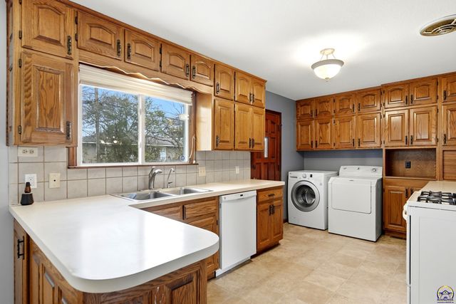 2113 SE Swygart ST, Topeka, KS 66605