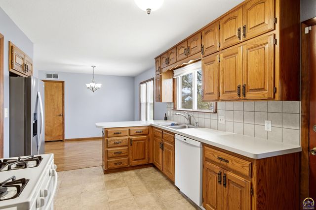 2113 SE Swygart ST, Topeka, KS 66605
