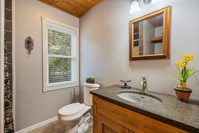 1235 Lakeview Dr, Smithville, TN 37166