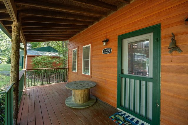 1235 Lakeview Dr, Smithville, TN 37166