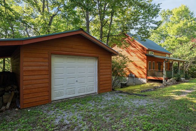 1235 Lakeview Dr, Smithville, TN 37166