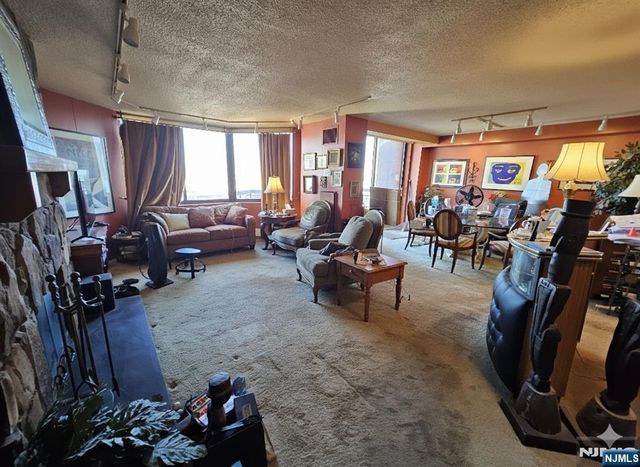 1527 Harmon Cove Tower, Secaucus, NJ 07094