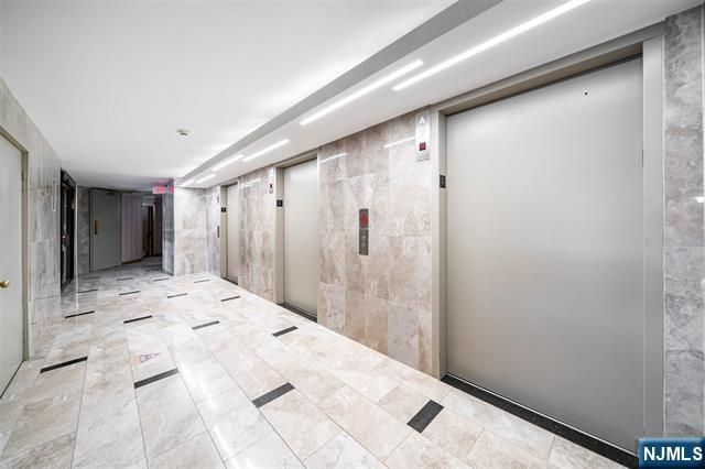 1527 Harmon Cove Tower, Secaucus, NJ 07094