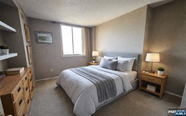 1527 Harmon Cove Tower, Secaucus, NJ 07094