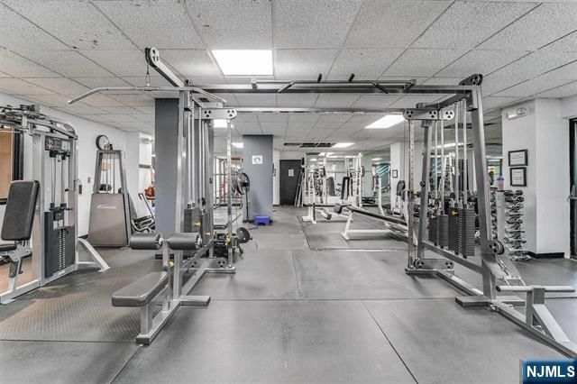 1527 Harmon Cove Tower, Secaucus, NJ 07094