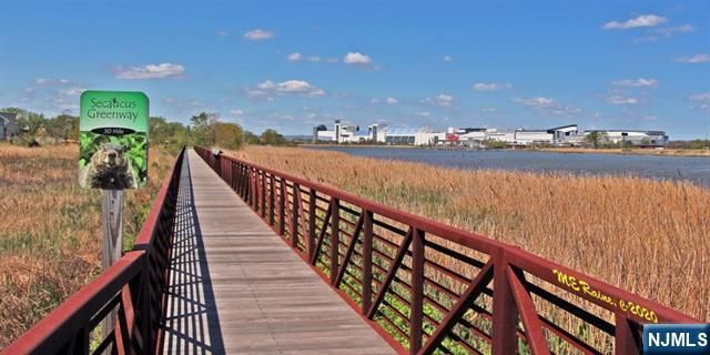 1527 Harmon Cove Tower, Secaucus, NJ 07094