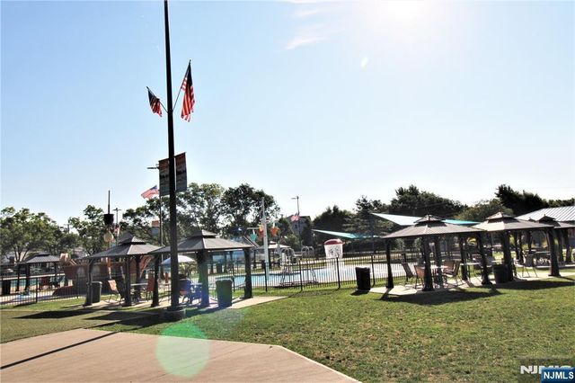 1527 Harmon Cove Tower, Secaucus, NJ 07094