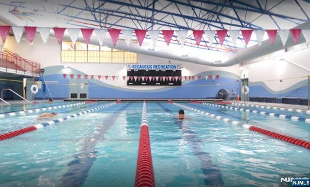 1527 Harmon Cove Tower, Secaucus, NJ 07094