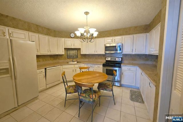 1527 Harmon Cove Tower, Secaucus, NJ 07094