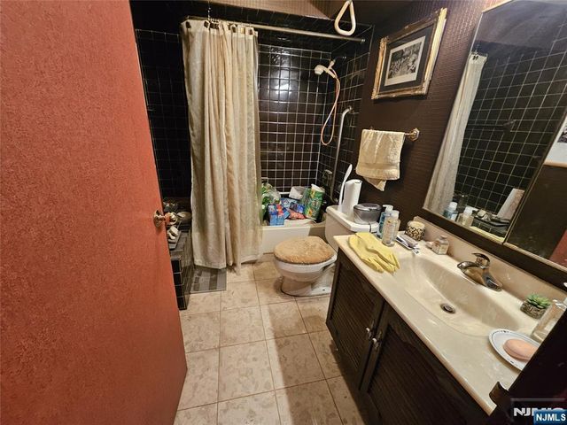 1527 Harmon Cove Tower, Secaucus, NJ 07094