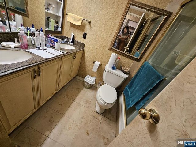 1527 Harmon Cove Tower, Secaucus, NJ 07094