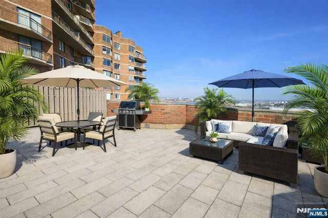 1527 Harmon Cove Tower, Secaucus, NJ 07094