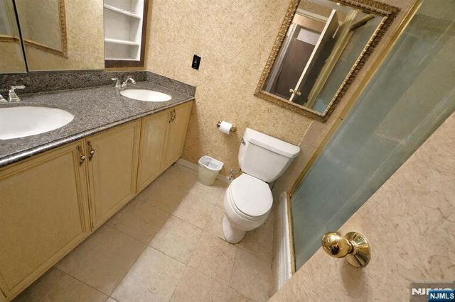 1527 Harmon Cove Tower, Secaucus, NJ 07094