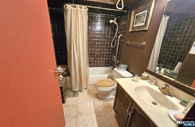 1527 Harmon Cove Tower, Secaucus, NJ 07094