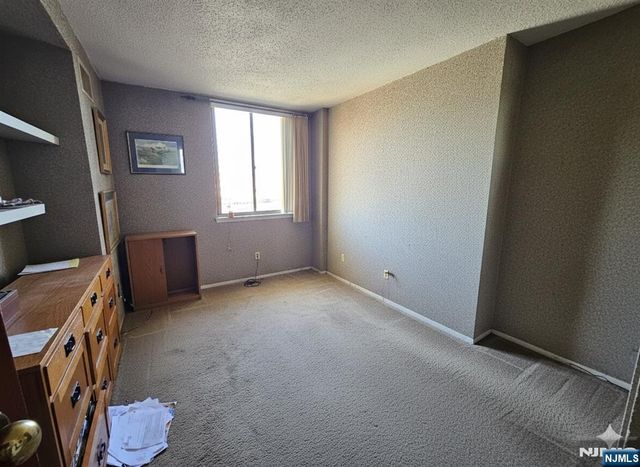 1527 Harmon Cove Tower, Secaucus, NJ 07094