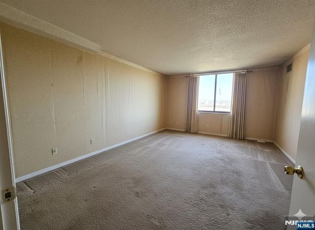 1527 Harmon Cove Tower, Secaucus, NJ 07094