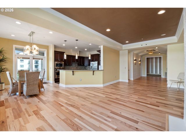 707 N HAYDEN ISLAND Dr 215, Portland, OR 97217