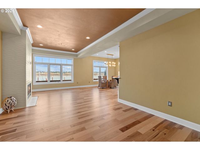 707 N HAYDEN ISLAND Dr 215, Portland, OR 97217