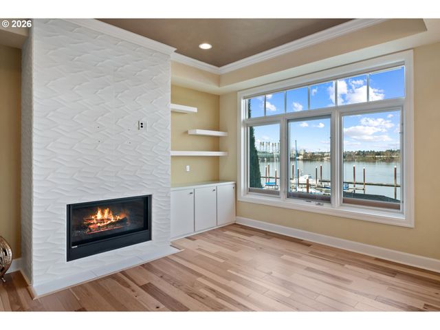 707 N HAYDEN ISLAND Dr 215, Portland, OR 97217