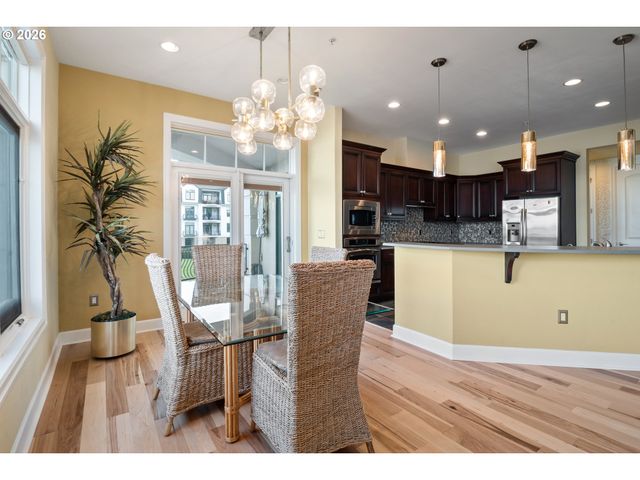 707 N HAYDEN ISLAND Dr 215, Portland, OR 97217