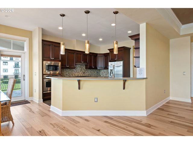 707 N HAYDEN ISLAND Dr 215, Portland, OR 97217