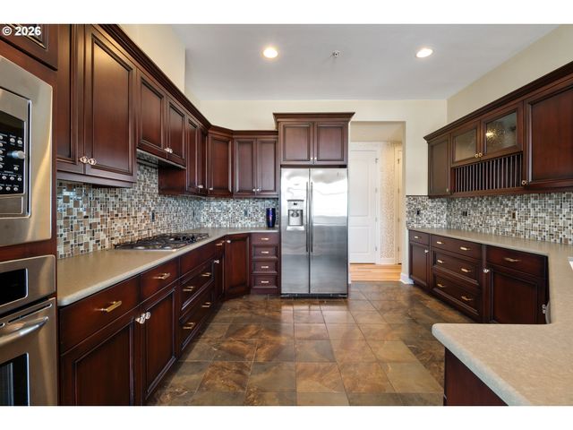 707 N HAYDEN ISLAND Dr 215, Portland, OR 97217