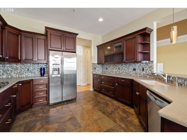 707 N HAYDEN ISLAND Dr 215, Portland, OR 97217