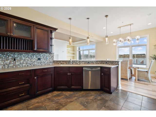 707 N HAYDEN ISLAND Dr 215, Portland, OR 97217