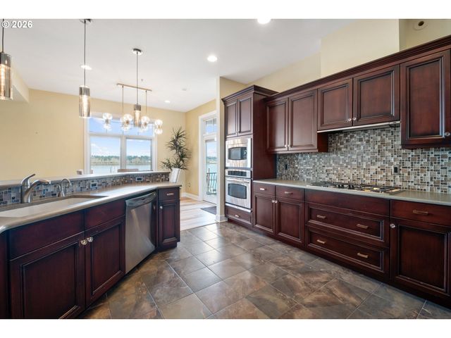 707 N HAYDEN ISLAND Dr 215, Portland, OR 97217