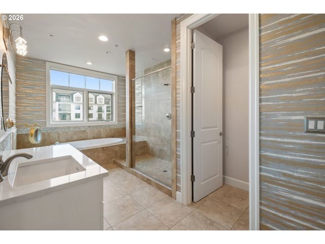 707 N HAYDEN ISLAND Dr 215, Portland, OR 97217