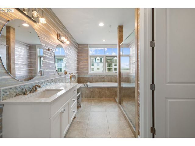 707 N HAYDEN ISLAND Dr 215, Portland, OR 97217