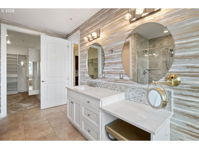 707 N HAYDEN ISLAND Dr 215, Portland, OR 97217