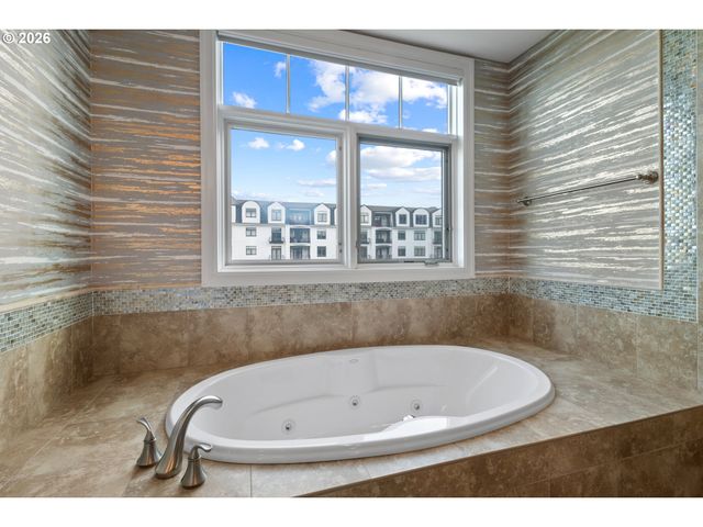 707 N HAYDEN ISLAND Dr 215, Portland, OR 97217