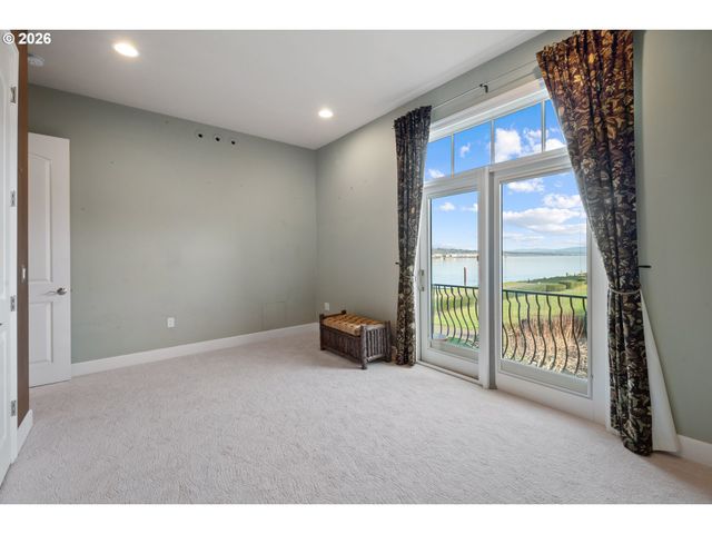 707 N HAYDEN ISLAND Dr 215, Portland, OR 97217