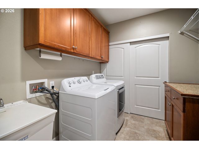 707 N HAYDEN ISLAND Dr 215, Portland, OR 97217