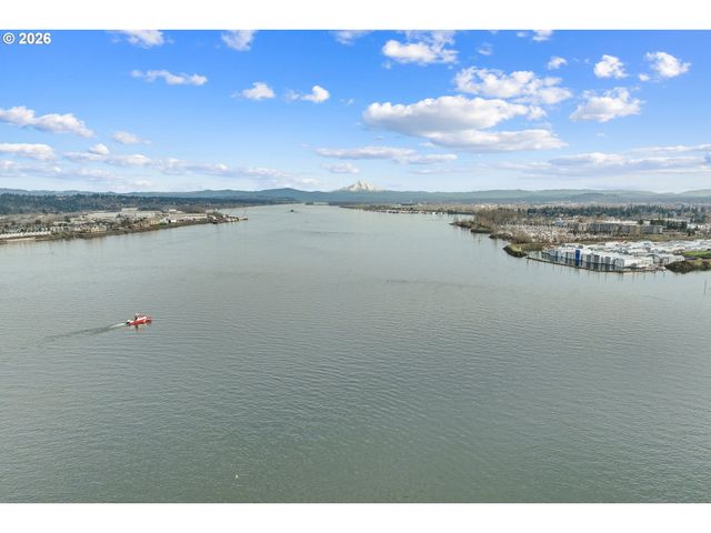707 N HAYDEN ISLAND Dr 215, Portland, OR 97217