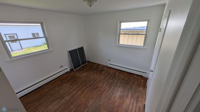 202 N 1st St, Fairmount, ND 58030