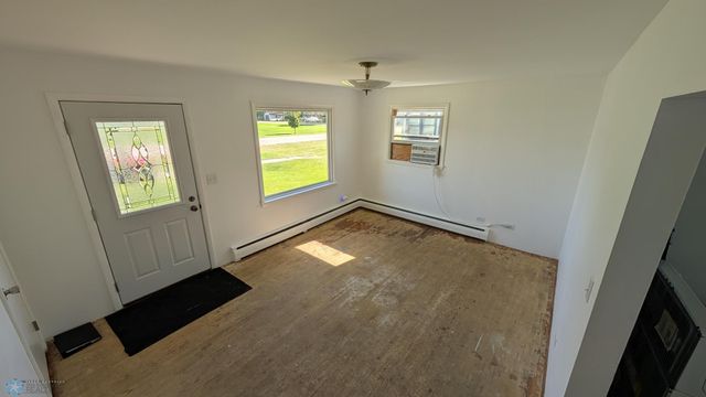 202 N 1st St, Fairmount, ND 58030