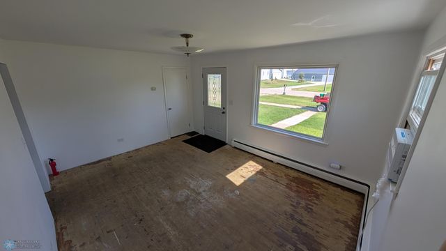 202 N 1st St, Fairmount, ND 58030