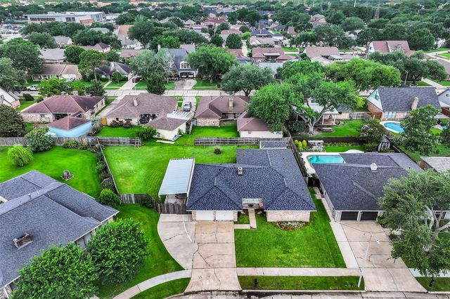905 N Amy Drive, Deer Park, TX 77536