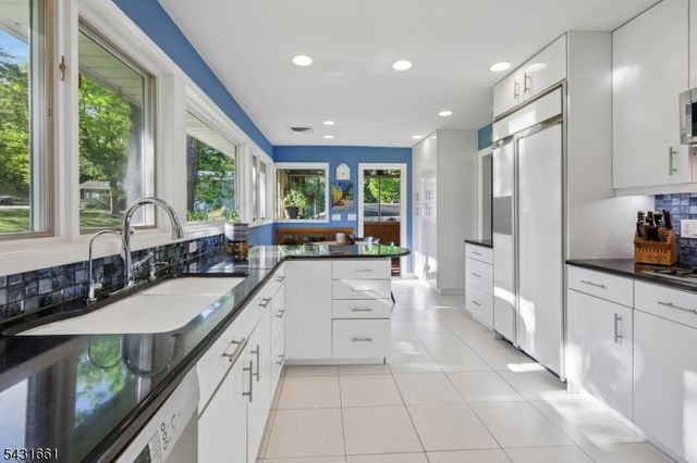 122 Sunrise Dr, Hawthorne Boro, NJ 07506