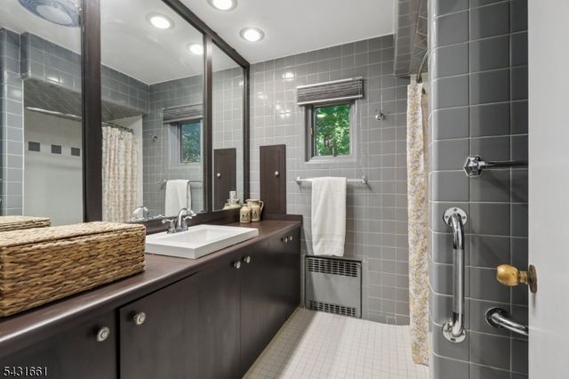 122 Sunrise Dr, Hawthorne Boro, NJ 07506