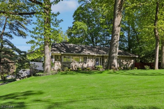 122 Sunrise Dr, Hawthorne Boro, NJ 07506